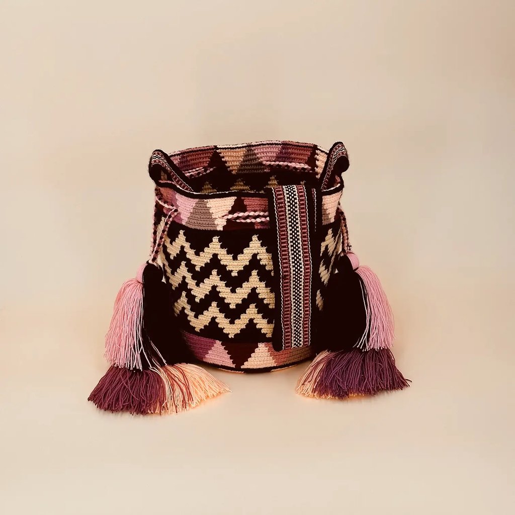 Sac mochila femme et homme, tissé à la main par des tisserandes de la communauté Wayuu en Colombie. Issu d'une mode éthique et slow-fashion.