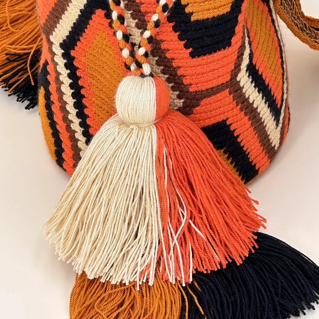 Petit sac bandoulière mochila femme et homme, tissé à la main par des tisserandes de la communauté Wayuu en Colombie. Issu d'une mode éthique et slow-fashion.