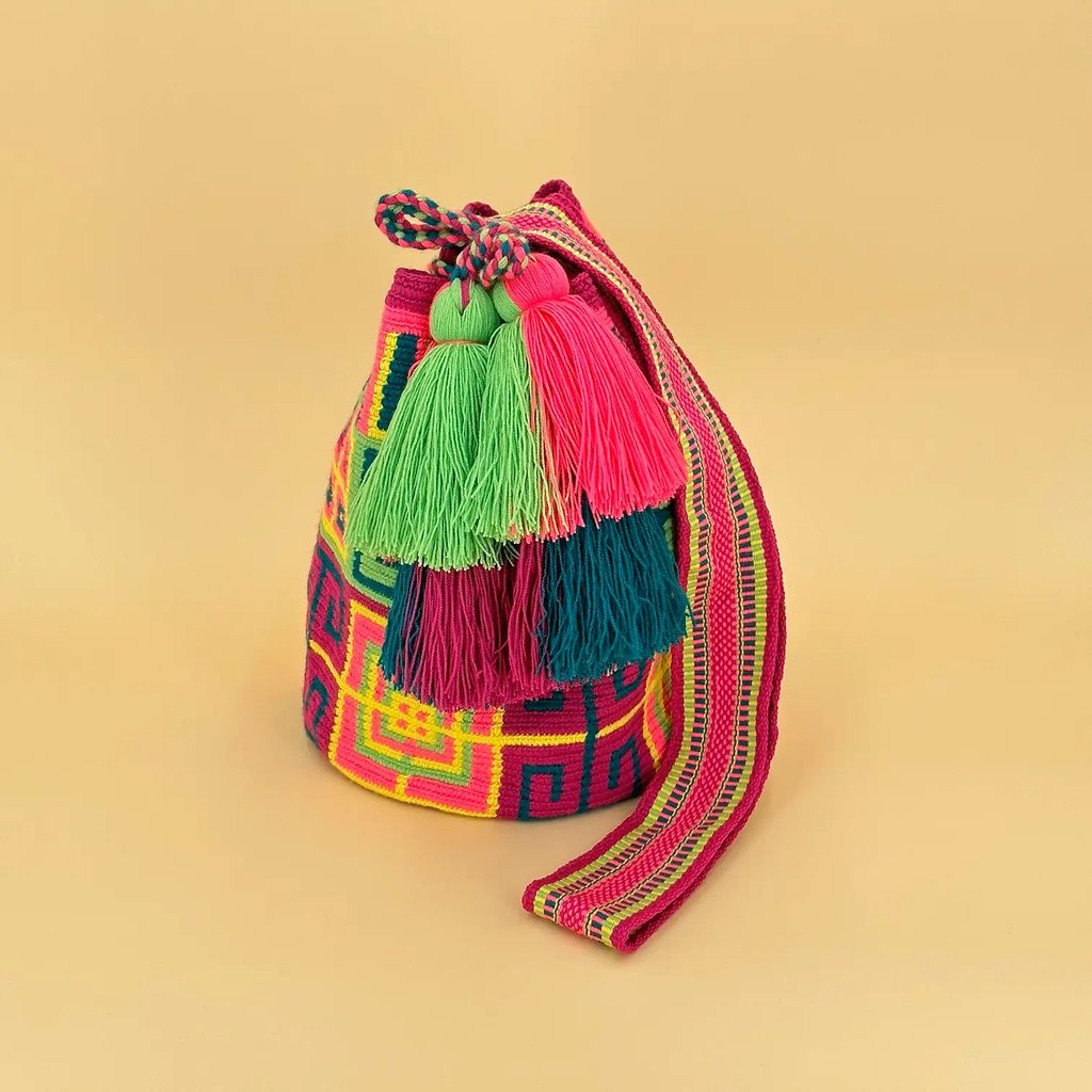 Sac à bandoulière, tissé à la main par des tisserandes de la communauté Wayuu en Colombie. 