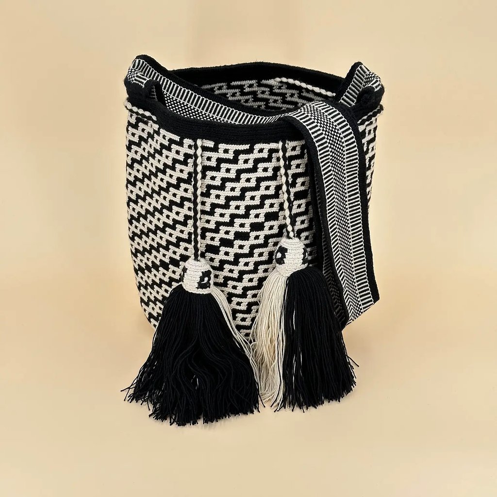 Sac à bandoulière, tissé à la main par des tisserandes de la communauté Wayuu en Colombie. 