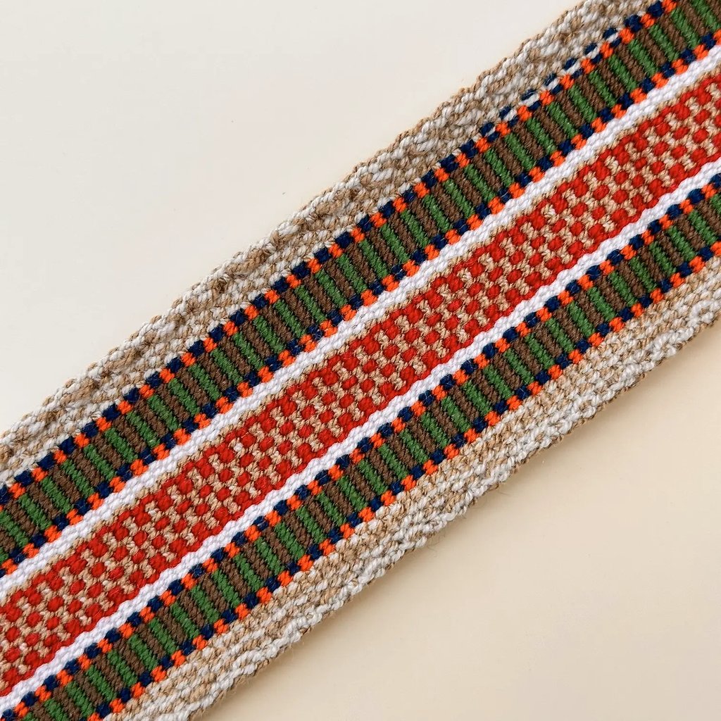 Petit sac bandoulière mochila femme et homme, tissé à la main par des tisserandes de la communauté Wayuu en Colombie. Issu d'une mode éthique et slow-fashion.
