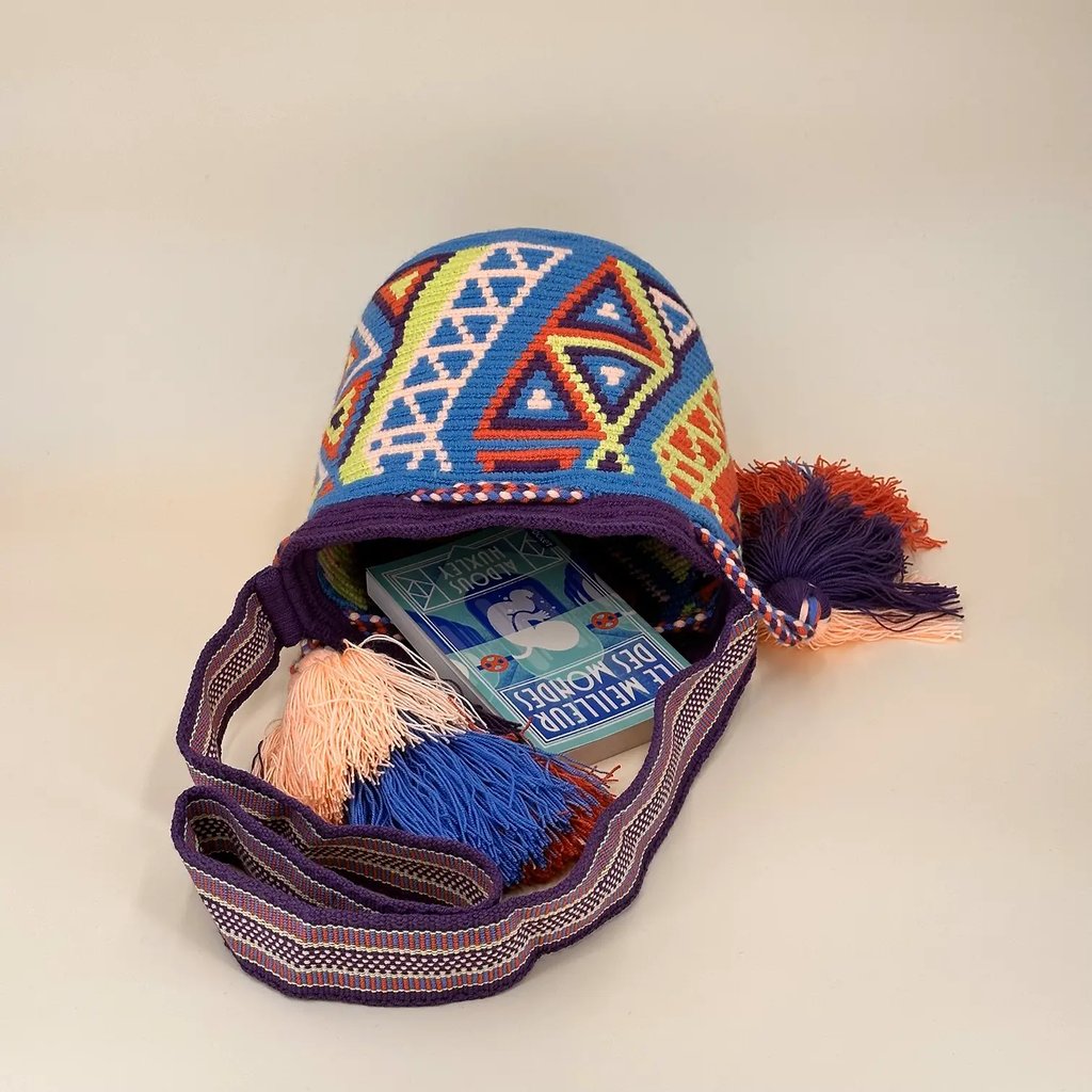 Petit sac bandoulière mochila femme et homme, tissé à la main par des tisserandes de la communauté Wayuu en Colombie. Issu d'une mode éthique et slow-fashion.
