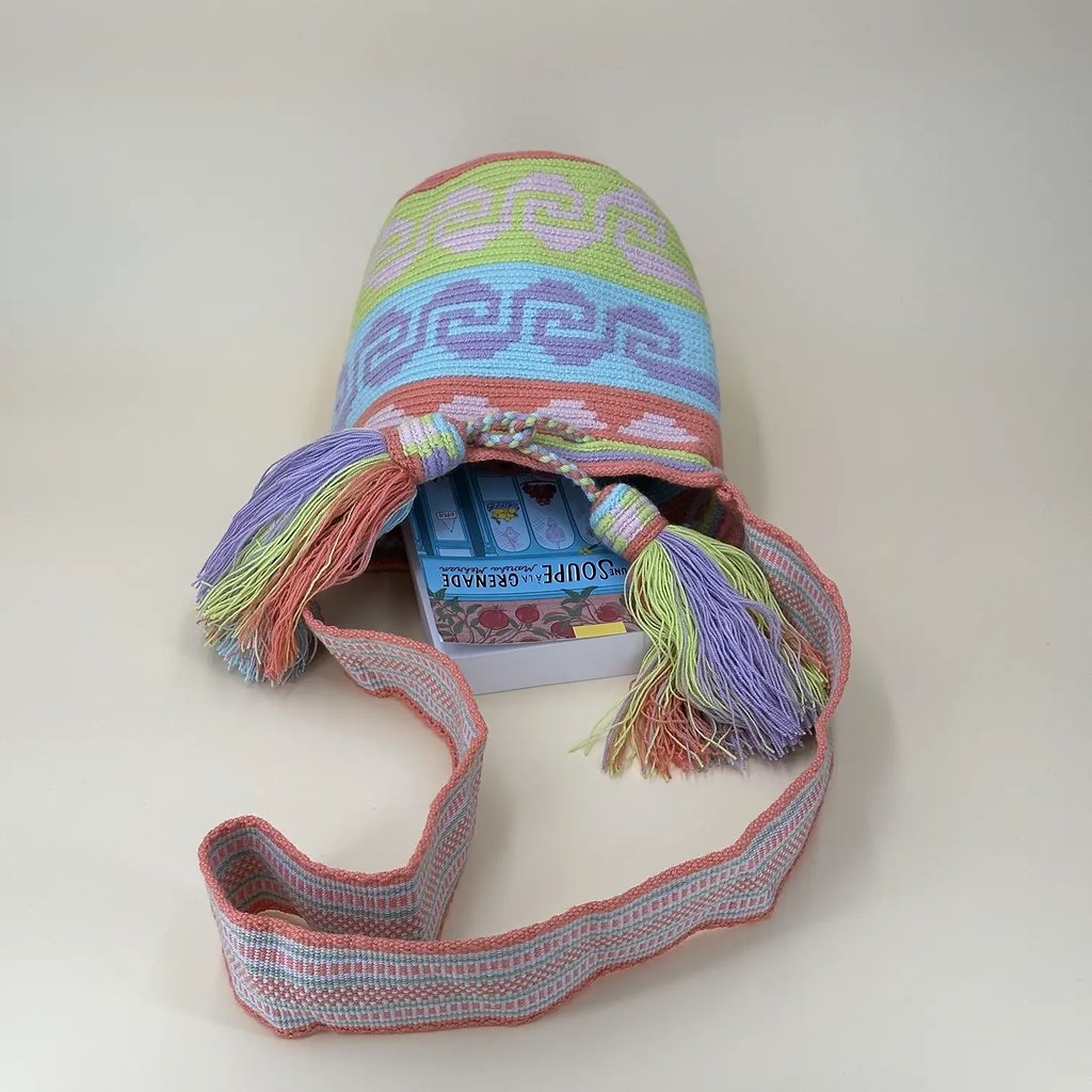 Petit sac bandoulière mochila femme et homme, tissé à la main par des tisserandes de la communauté Wayuu en Colombie. Issu d'une mode éthique et slow-fashion.