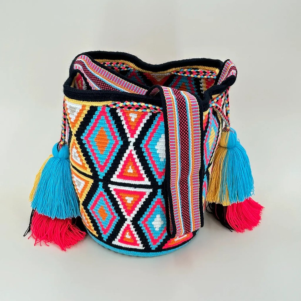 Sac à bandoulière tissé à la main par des tisserandes de la communauté indigène Wayuu en Colombie. Issu du commerce équitable et dans une démarche de Slow-Fashion.