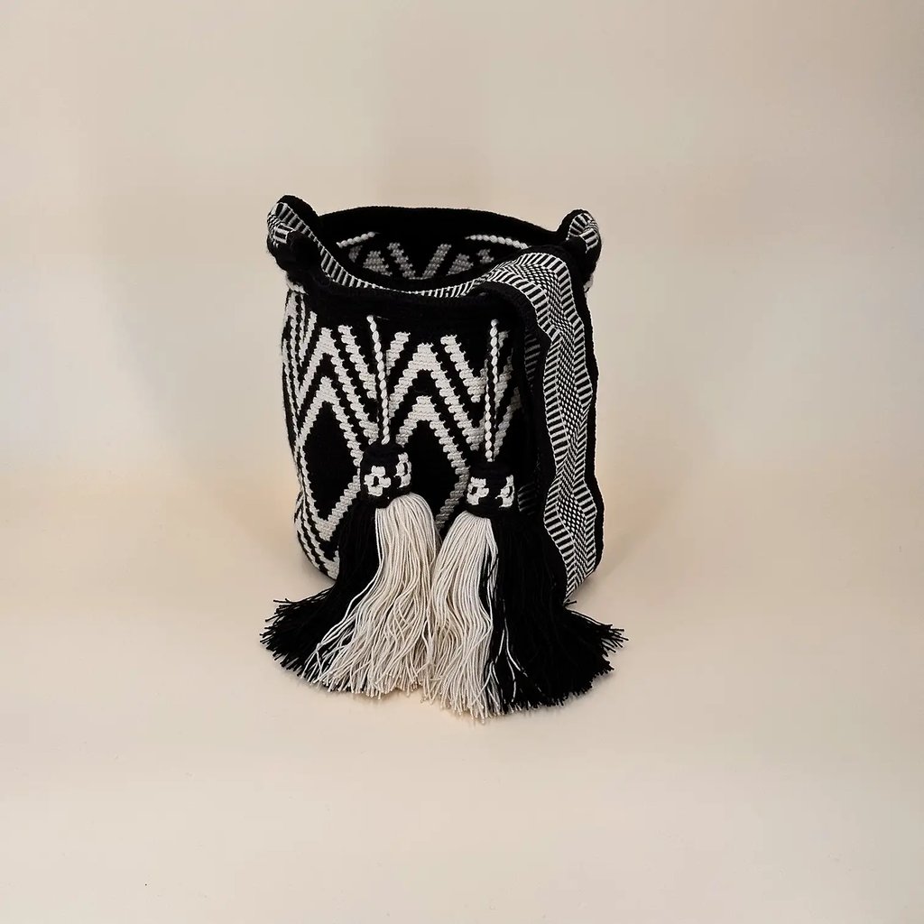 Petit sac bandoulière mochila femme et homme, tissé à la main par des tisserandes de la communauté Wayuu en Colombie. Issu d'une mode éthique et slow-fashion.
