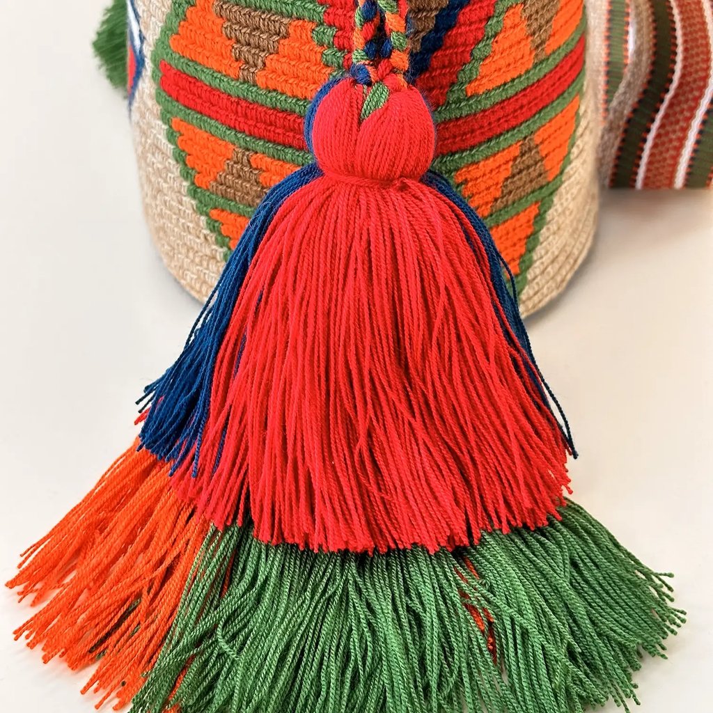 Petit sac bandoulière mochila femme et homme, tissé à la main par des tisserandes de la communauté Wayuu en Colombie. Issu d'une mode éthique et slow-fashion.
