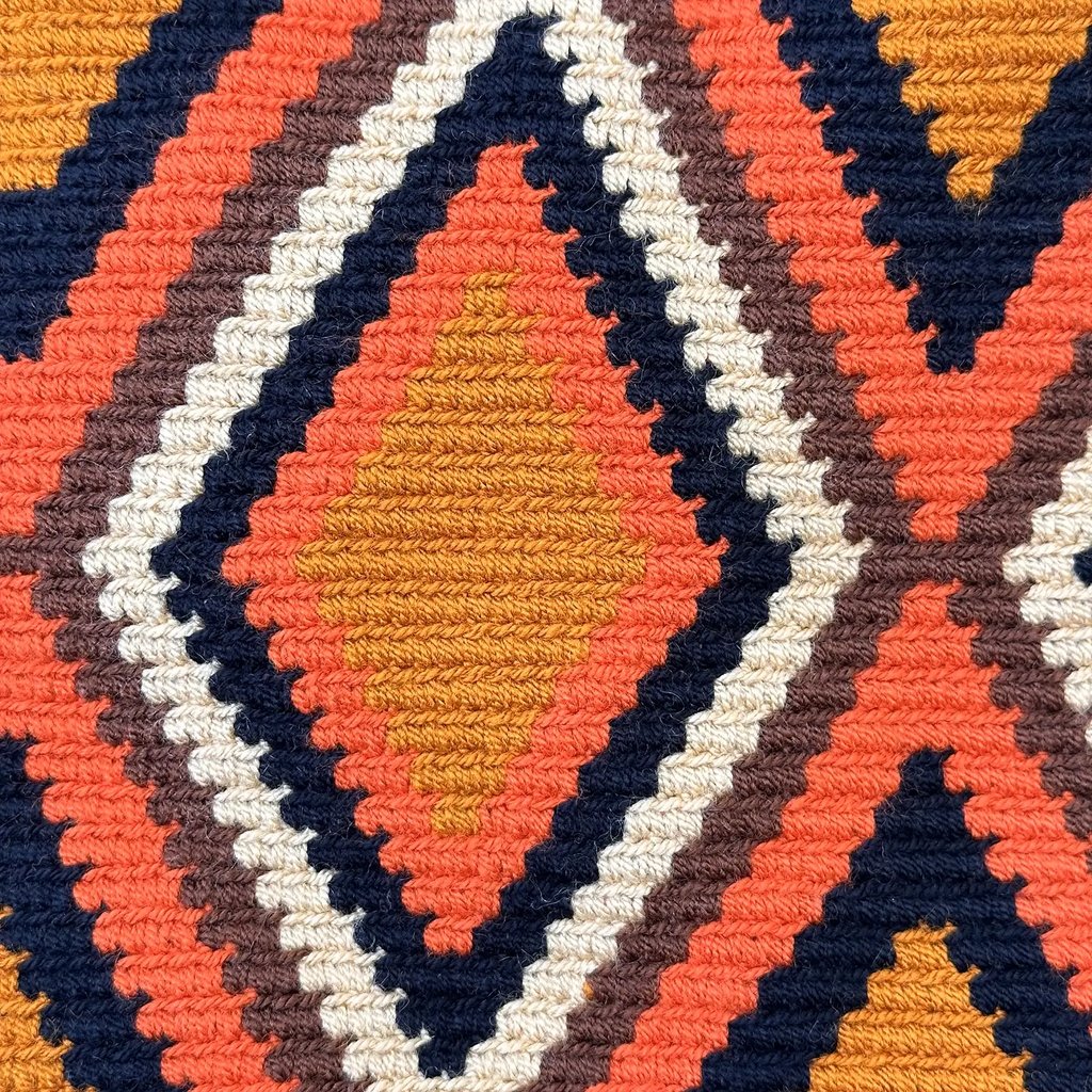 Petit sac bandoulière mochila femme et homme, tissé à la main par des tisserandes de la communauté Wayuu en Colombie. Issu d'une mode éthique et slow-fashion.