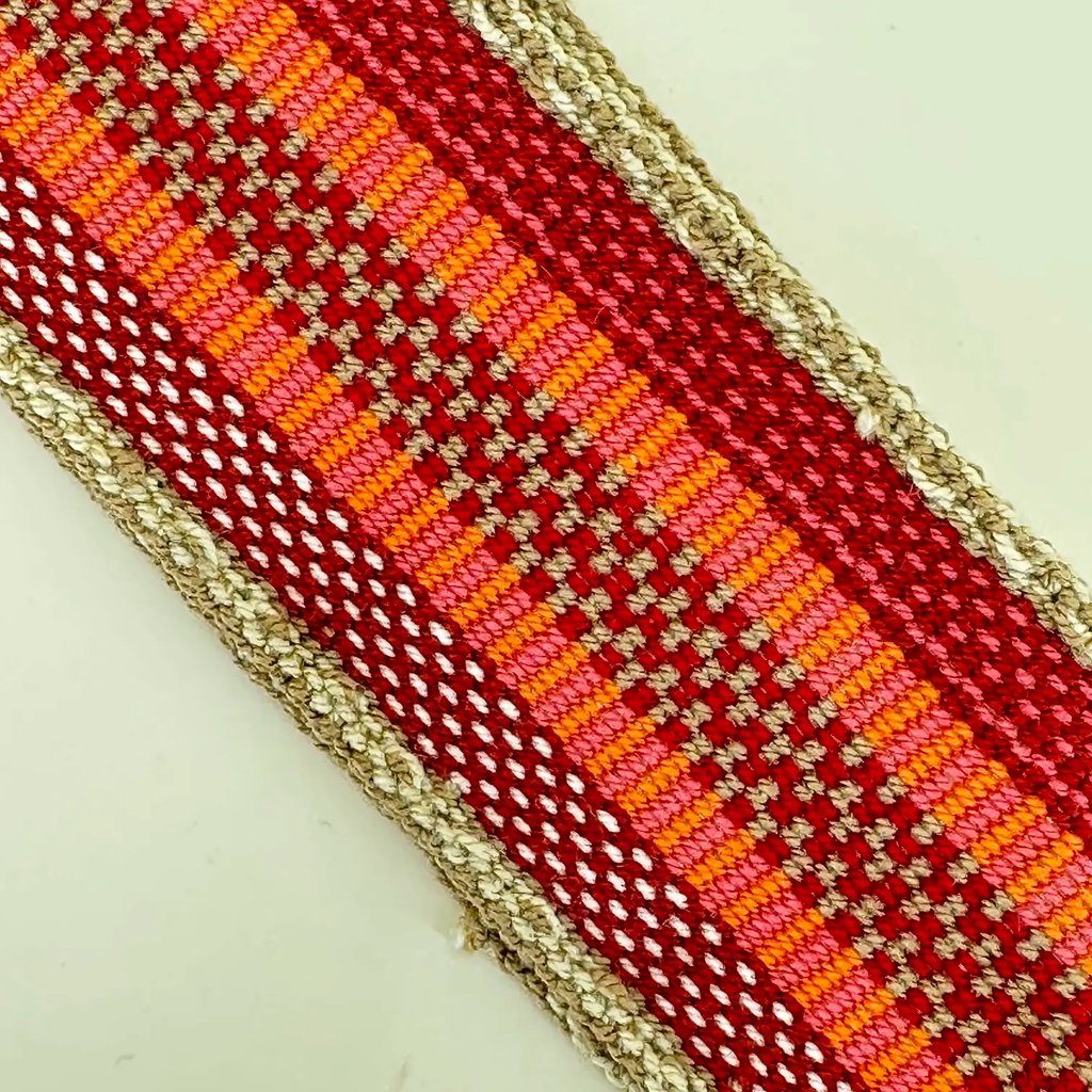 Sac à bandoulière, tissé à la main par des tisserandes de la communauté Wayuu en Colombie. 