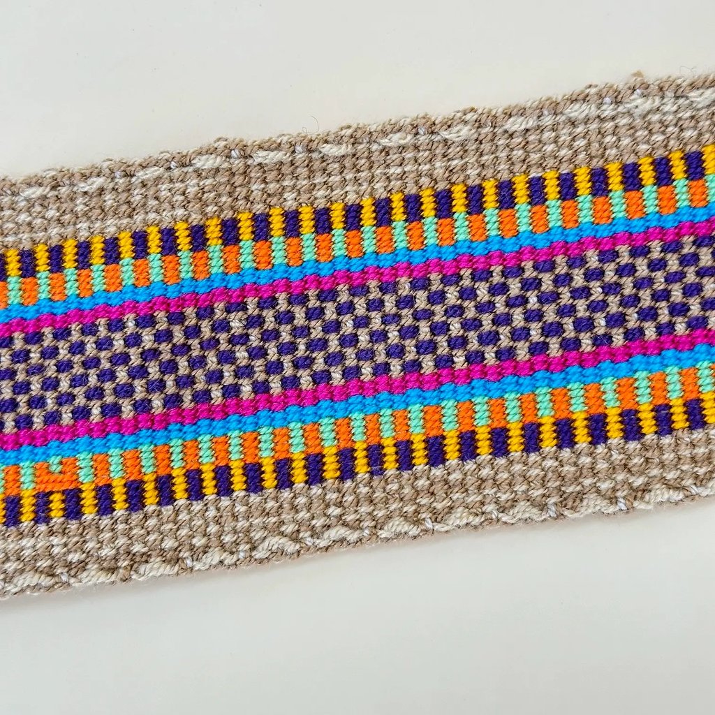 Sac à bandoulière tissé à la main par des tisserandes de la communauté indigène Wayuu en Colombie. Issu du commerce équitable et dans une démarche de Slow-Fashion.