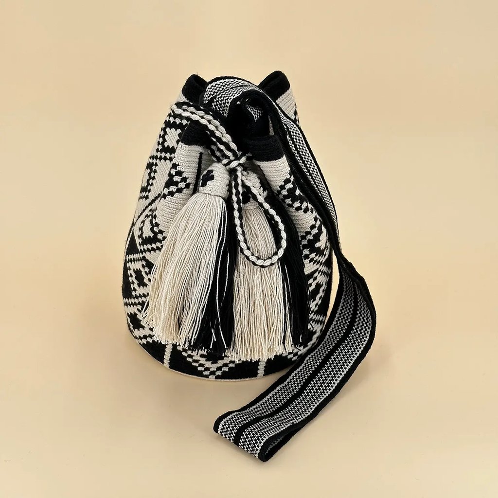 Sac à bandoulière, tissé à la main par des tisserandes de la communauté Wayuu en Colombie. 