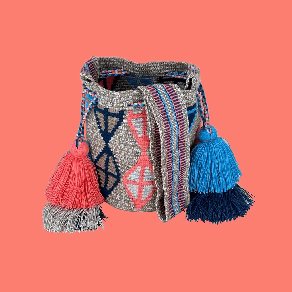 Petit sac bandoulière mochila femme et homme, tissé à la main par des tisserandes de la communauté Wayuu en Colombie. Issu d'une mode éthique et slow-fashion.