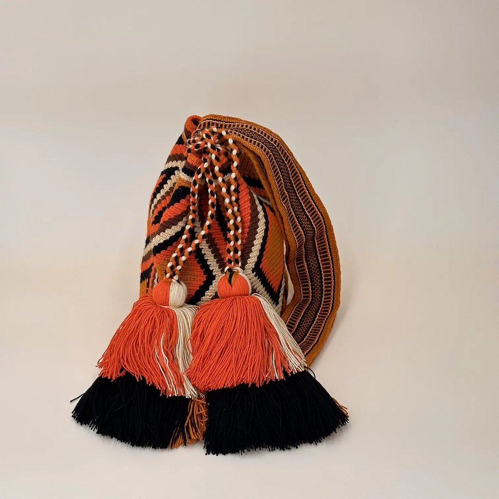 Petit sac bandoulière mochila femme et homme, tissé à la main par des tisserandes de la communauté Wayuu en Colombie. Issu d'une mode éthique et slow-fashion.