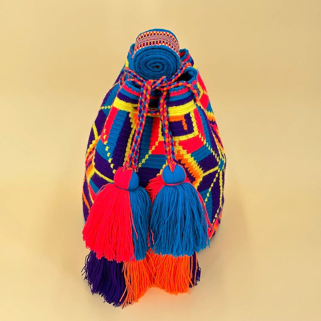 Sac à bandoulière tissé à la main par des tisserandes de la communauté Wayuu en Colombie - sac issu du commerce équitable et dans une démarche de slow fashion.