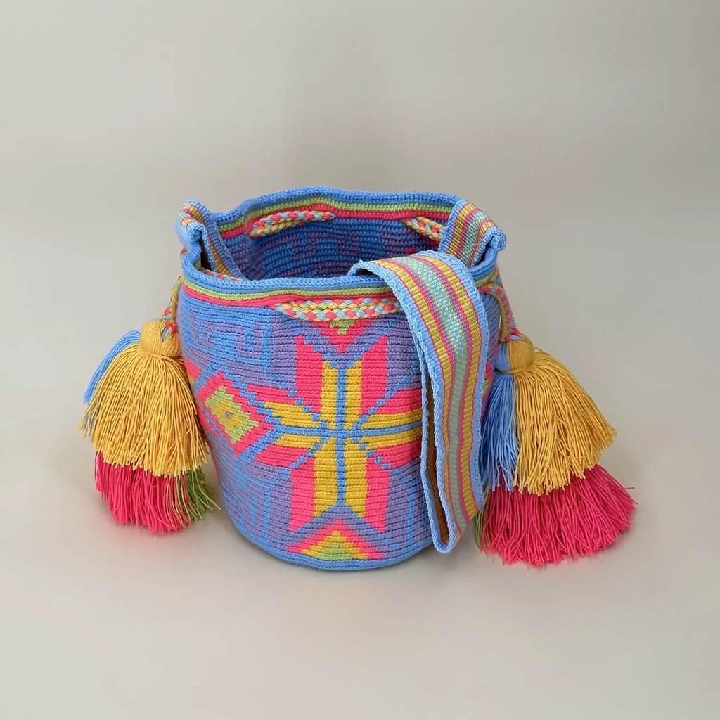 Petit sac bandoulière mochila femme et homme, tissé à la main par des tisserandes de la communauté Wayuu en Colombie. Issu d'une mode éthique et slow-fashion.