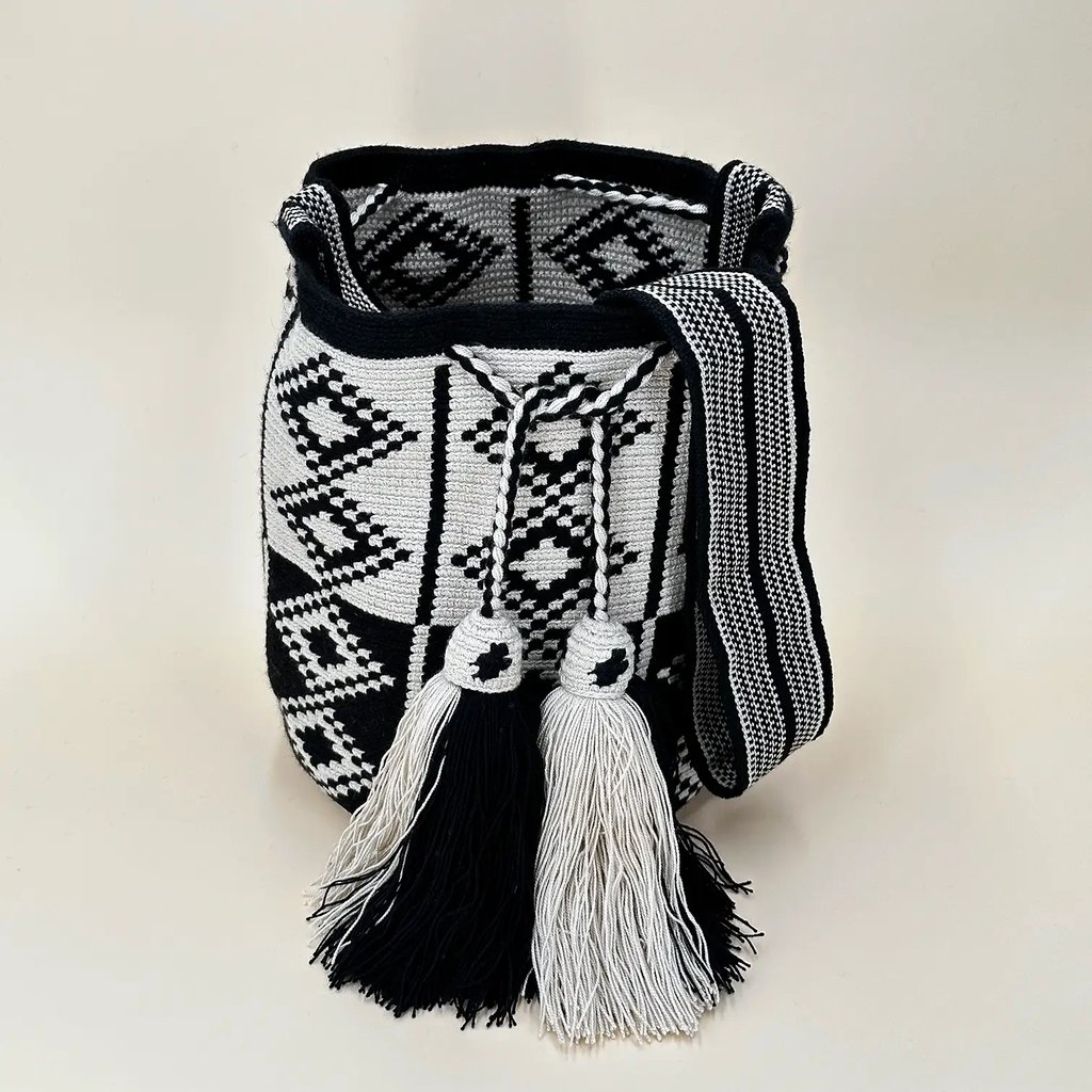 Sac à bandoulière, tissé à la main par des tisserandes de la communauté indigène Wayuu en Colombie. Sac issu du commerce équitable et dans une démarche de Slow-Fashion.