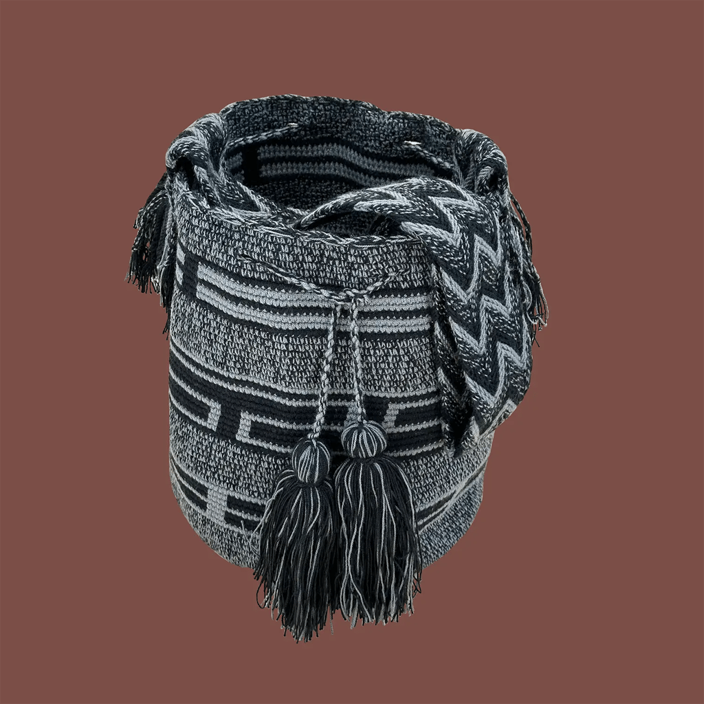 Sac mochila femme et homme, tissé à la main par des tisserandes de la communauté Wayuu en Colombie. Issu d'une mode éthique et slow-fashion.