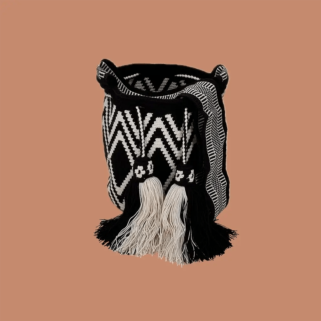 Petit sac bandoulière mochila femme et homme, tissé à la main par des tisserandes de la communauté Wayuu en Colombie. Issu d'une mode éthique et slow-fashion.
