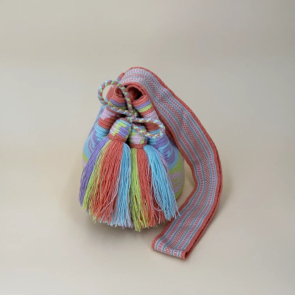 Petit sac bandoulière mochila femme et homme, tissé à la main par des tisserandes de la communauté Wayuu en Colombie. Issu d'une mode éthique et slow-fashion.