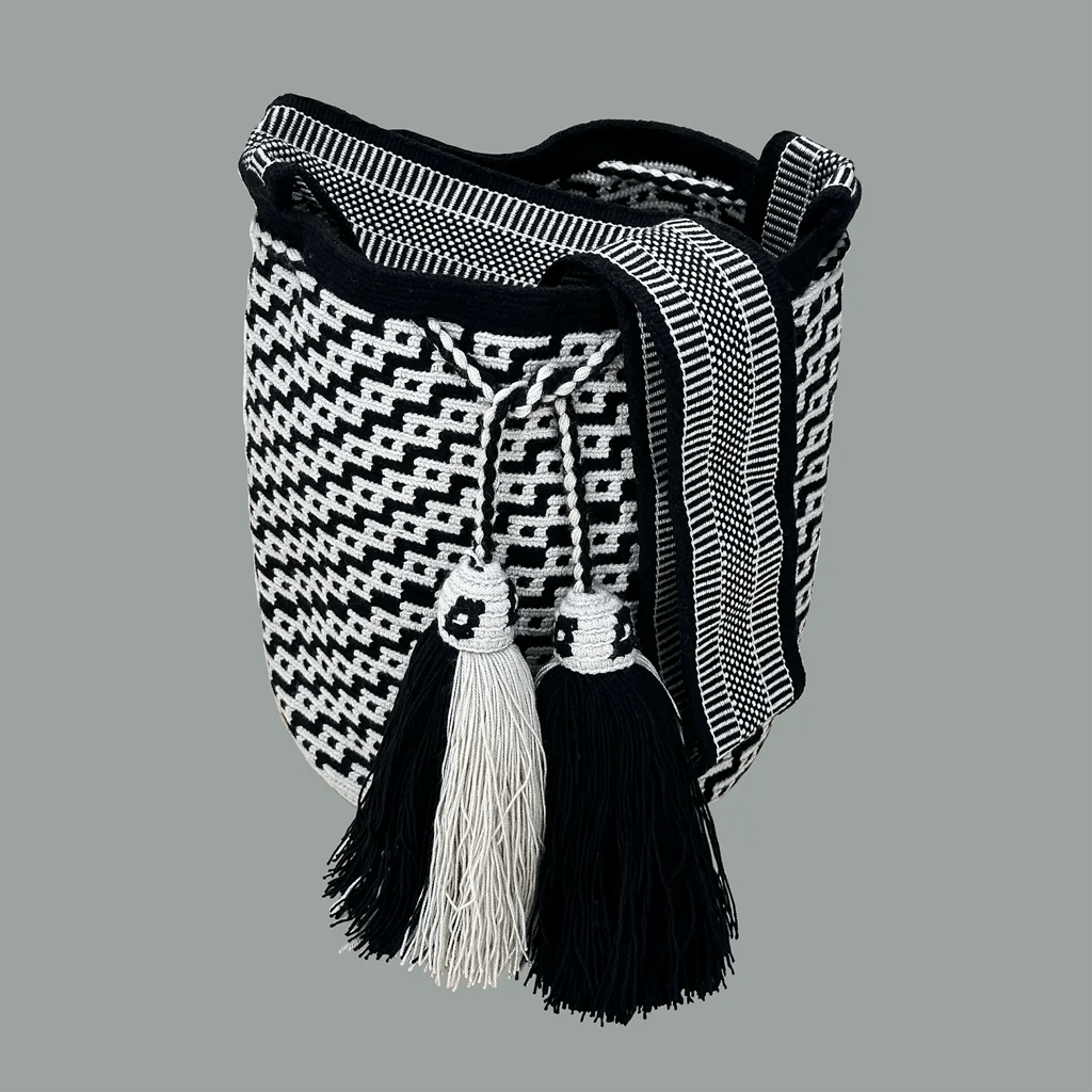 Sac mochila femme et homme, tissé à la main par des tisserandes de la communauté Wayuu en Colombie. Issu d'une mode éthique et slow-fashion.
