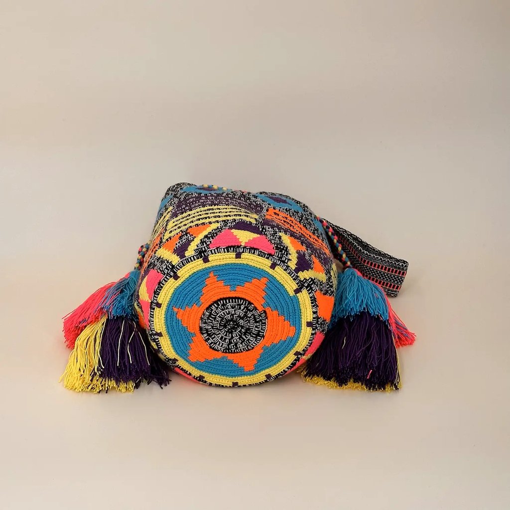 Petit sac bandoulière mochila femme et homme, tissé à la main par des tisserandes de la communauté Wayuu en Colombie. Issu d'une mode éthique et slow-fashion.