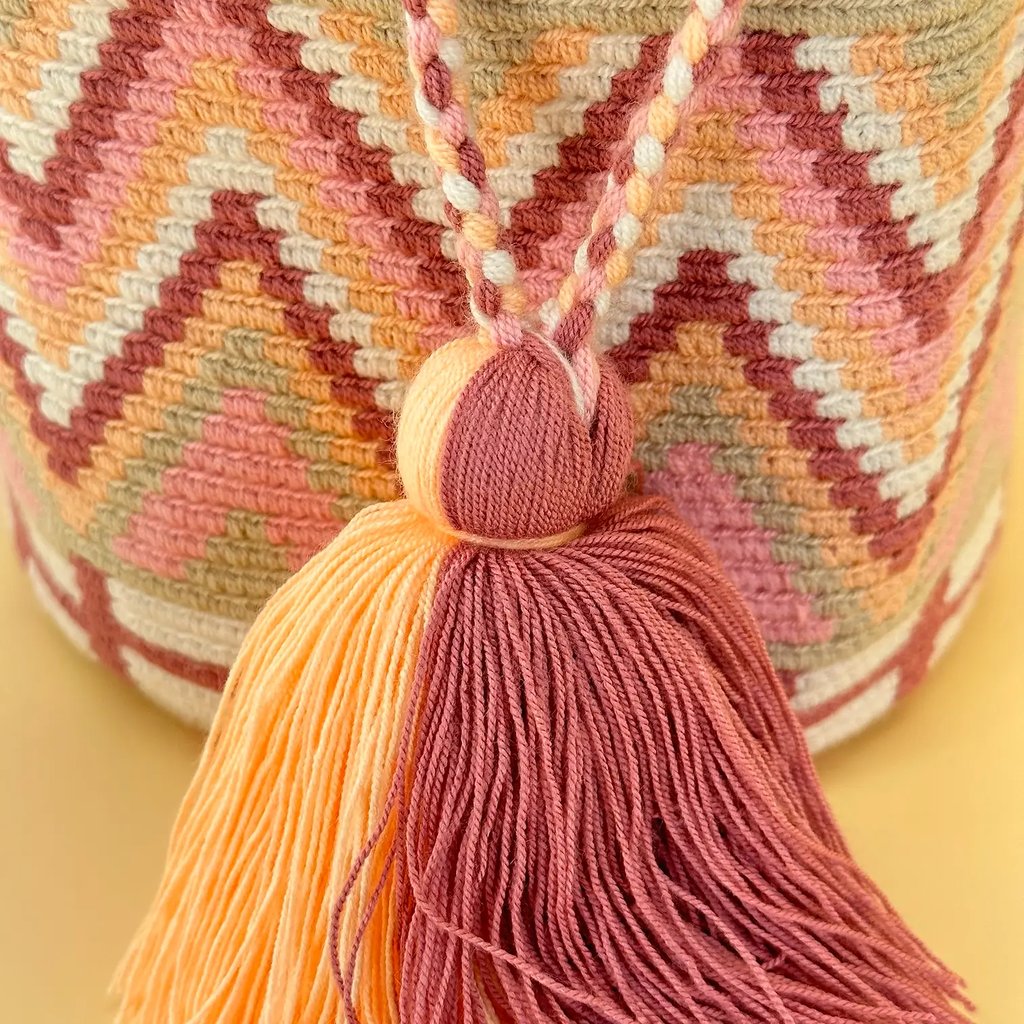 Sac à bandoulière tissé à la main par des tisserandes de la communauté Wayuu en Colombie - sac issu du commerce équitable et dans une démarche de slow fashion.