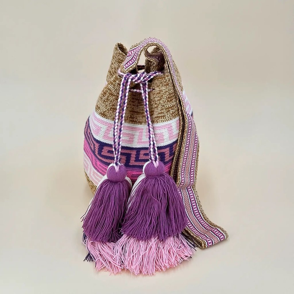 Sac à bandoulière tissé à la main par des tisserandes de la communauté indigène Wayuu en Colombie. Issu du commerce équitable et dans une démarche de Slow-Fashion.