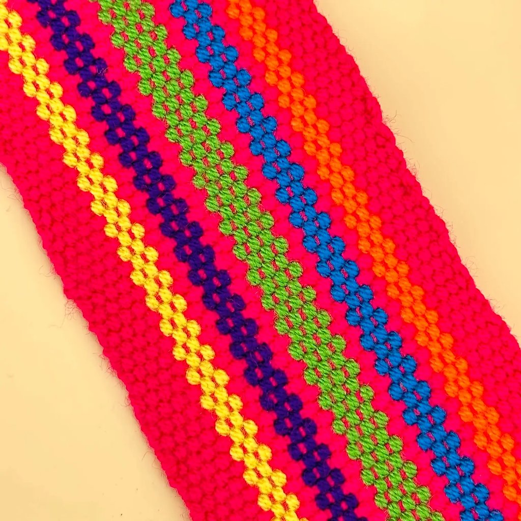 Panier tissé à la main par des tisserandes de la communauté indigène Yayuu en Colombie. Mode éthique. Slow Fashion.