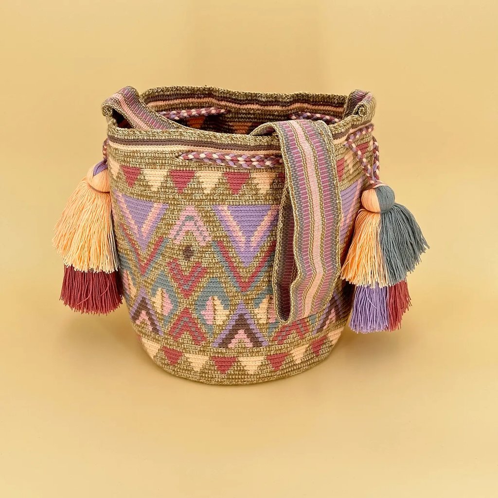 Sac à bandoulière, tissé à la main par des tisserandes de la communauté Wayuu en Colombie. 