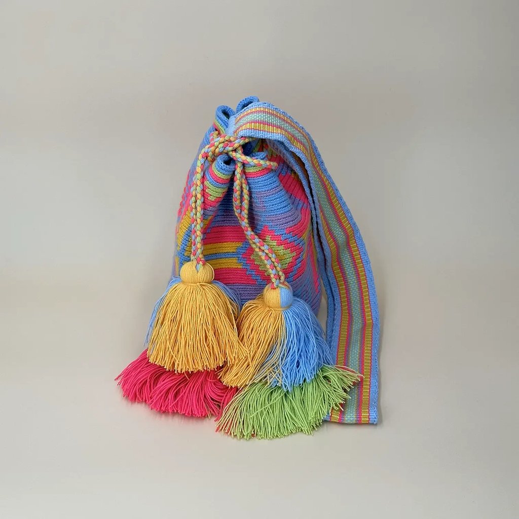 Petit sac bandoulière mochila femme et homme, tissé à la main par des tisserandes de la communauté Wayuu en Colombie. Issu d'une mode éthique et slow-fashion.