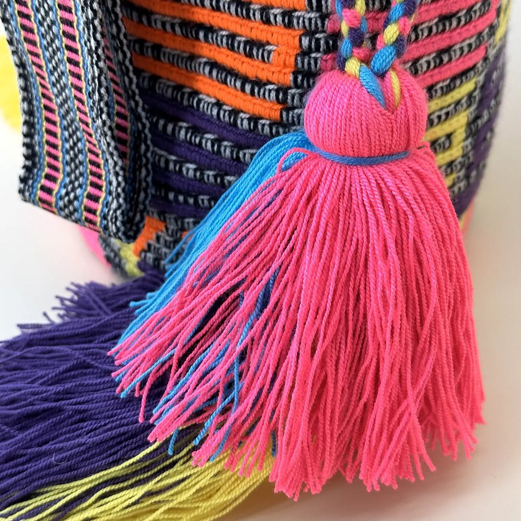 Petit sac bandoulière mochila femme et homme, tissé à la main par des tisserandes de la communauté Wayuu en Colombie. Issu d'une mode éthique et slow-fashion.