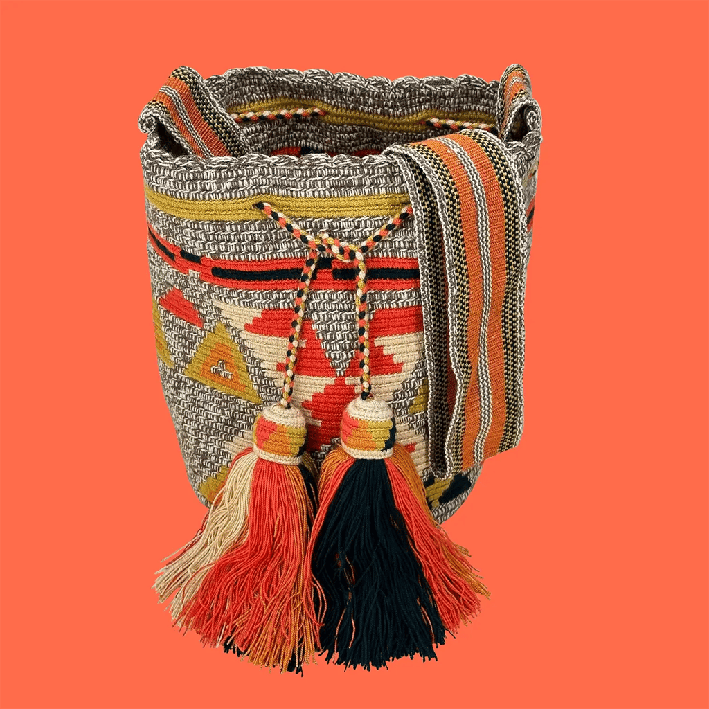 Sac bandoulière mochila femme et homme, tissé à la main par des tisserandes de la communauté Wayuu en Colombie. Issu d'une mode éthique et slow-fashion.
