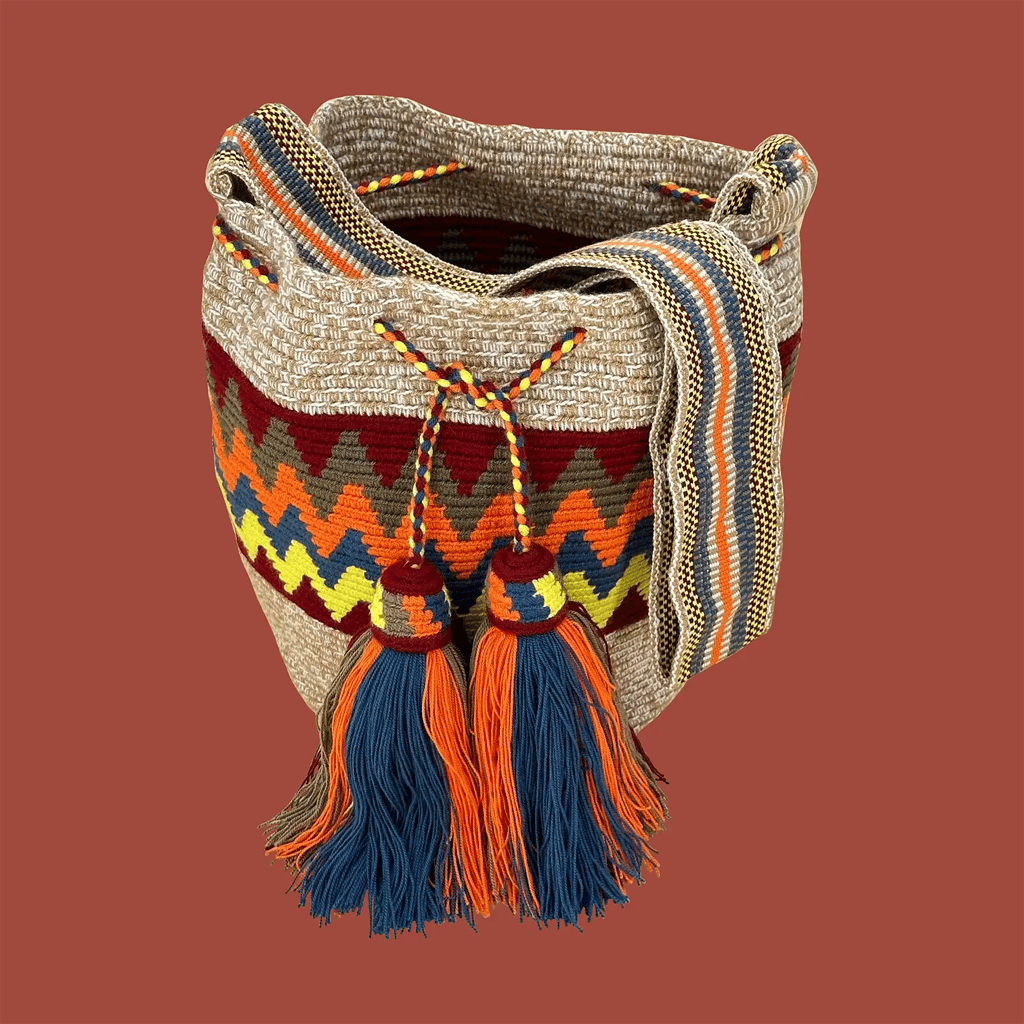 Sac bandoulière mochila femme et homme, tissé à la main par des tisserandes de la communauté Wayuu en Colombie. Issu d'une mode éthique et slow-fashion.
