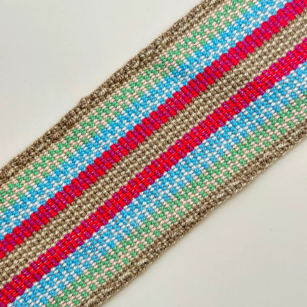 Sac à bandoulière, tissé à la main par des tisserandes de la communauté indigène Wayuu en Colombie. Sac issu du commerce équitable et dans une démarche de Slow-Fashion.