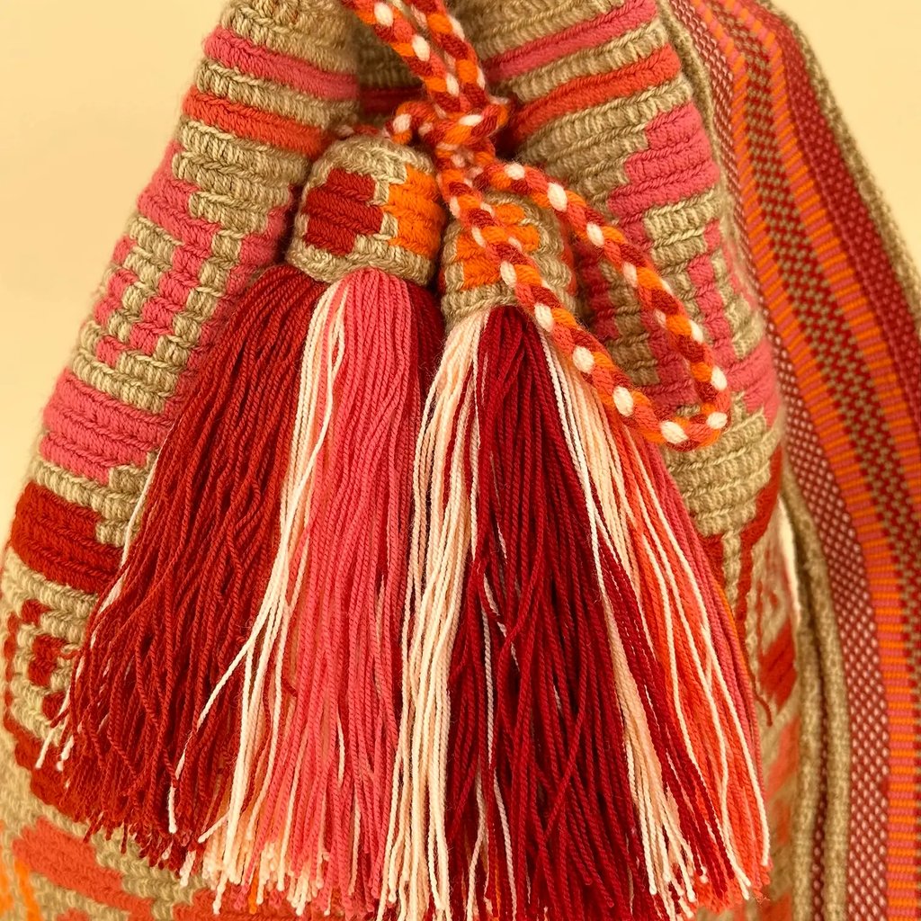 Sac à bandoulière, tissé à la main par des tisserandes de la communauté Wayuu en Colombie. 