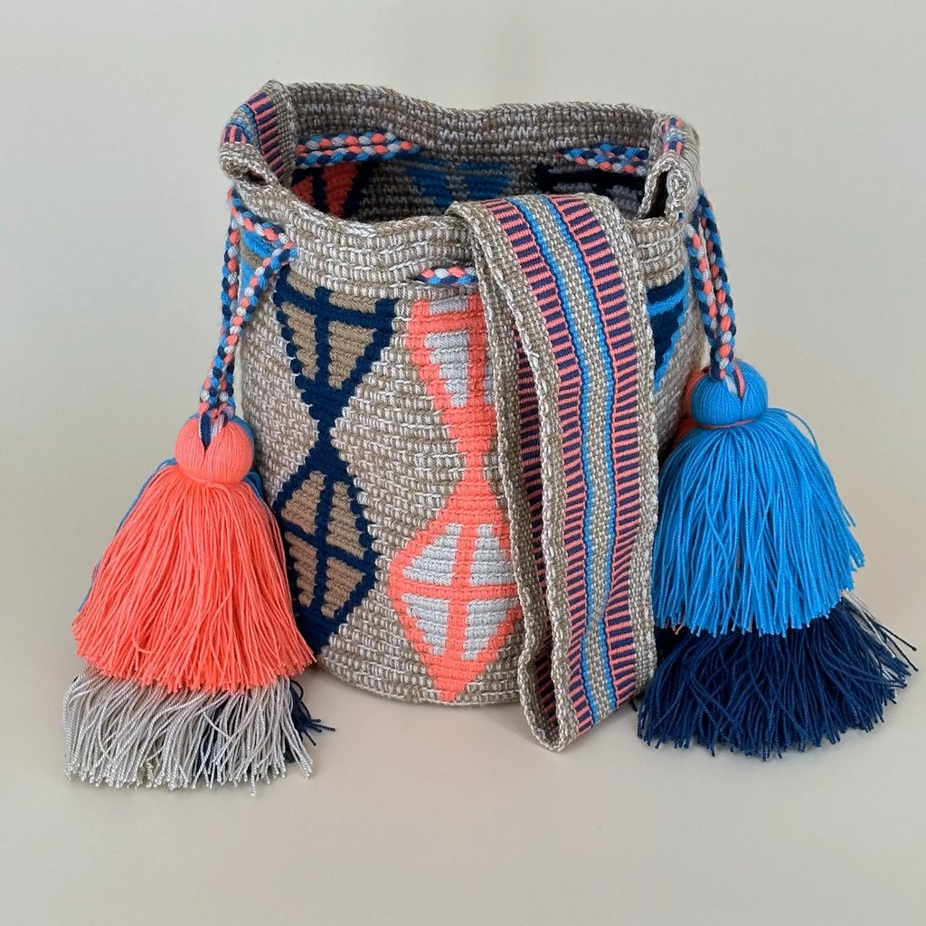 Petit sac bandoulière mochila femme et homme, tissé à la main par des tisserandes de la communauté Wayuu en Colombie. Issu d'une mode éthique et slow-fashion.