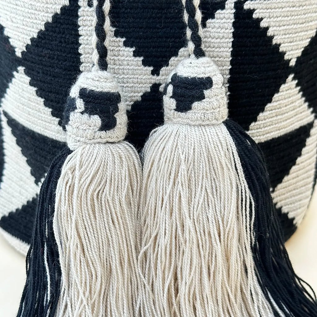 Sac à bandoulière, tissé à la main par des tisserandes de la communauté indigène Wayuu en Colombie. Sac issu du commerce équitable et dans une démarche de Slow-Fashion.