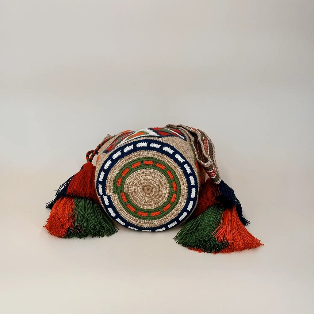 Petit sac bandoulière mochila femme et homme, tissé à la main par des tisserandes de la communauté Wayuu en Colombie. Issu d'une mode éthique et slow-fashion.
