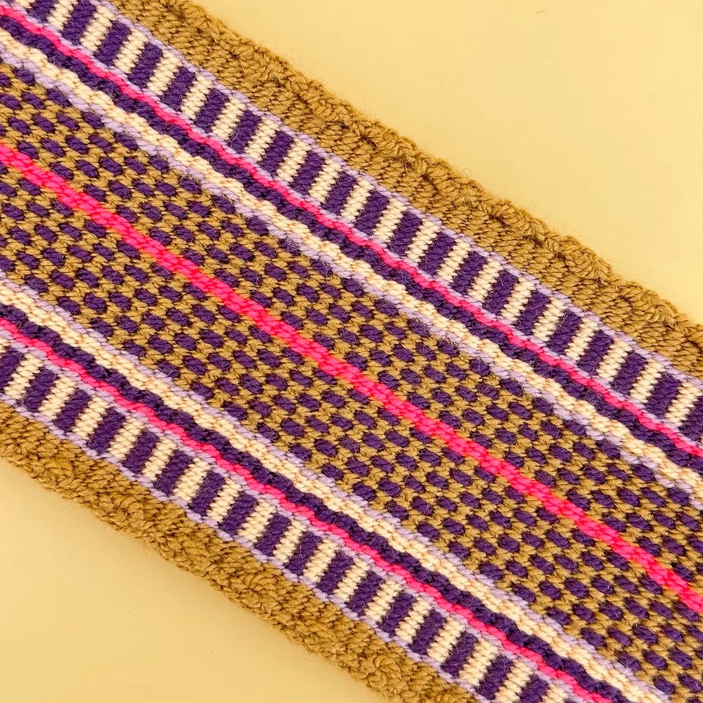 Sac à bandoulière, tissé à la main par des tisserandes de la communauté Wayuu en Colombie. 