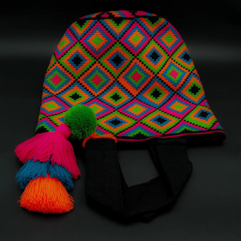 Cabas Popayan mochila Wayuu. Fabriquée à la main. fabrication équitable. slow fashion. couleurs estivales et vives. 