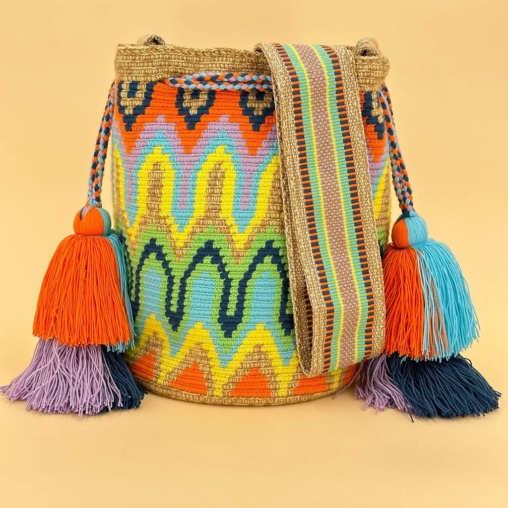 Sac à bandoulière avec 2 gros pompons sur le côté. Sac coloré, tissé à la main. Matière mélange de coton et de synthétique.