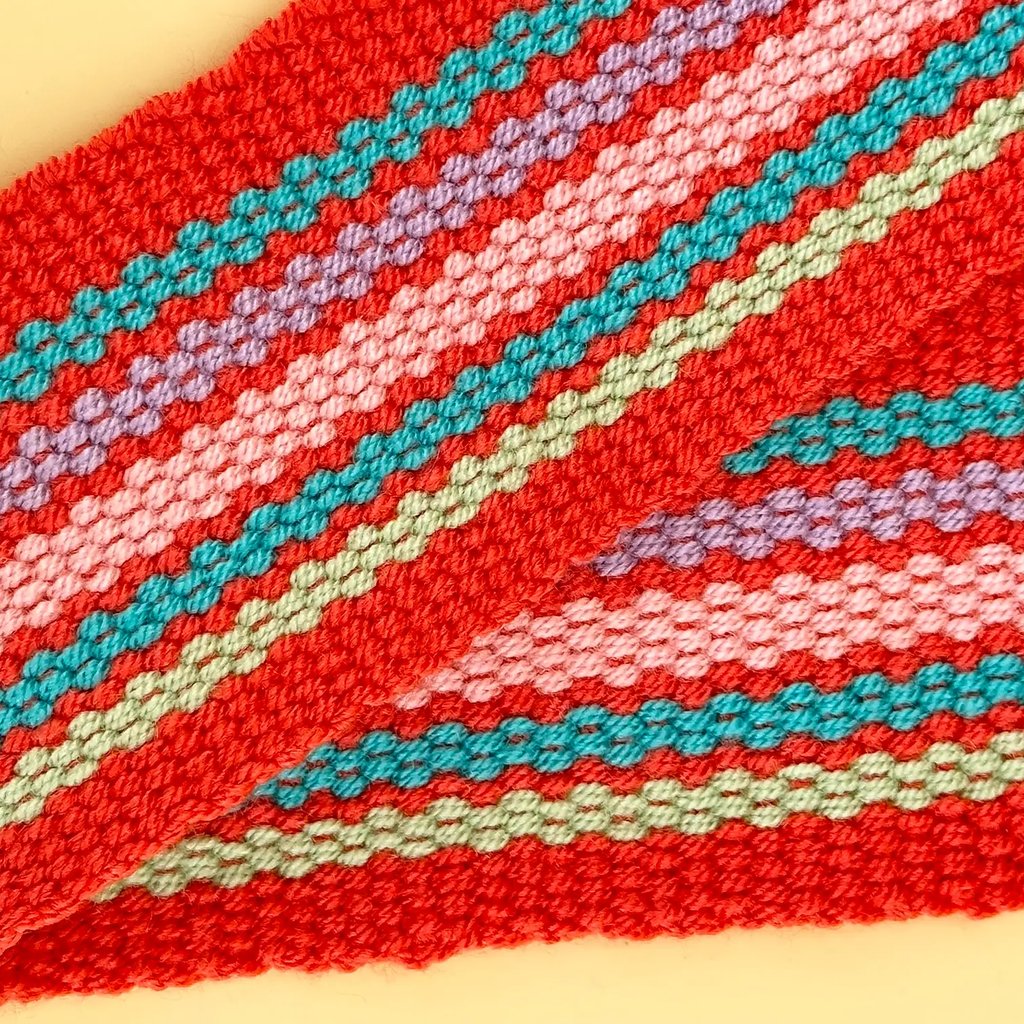Panier tissé à la main par des tisserandes de la communauté indigène Yayuu en Colombie. Mode éthique. Slow Fashion.
