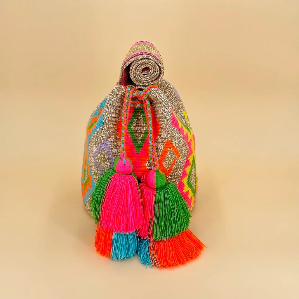 Sac à bandoulière, tissé à la main par des tisserandes de la communauté Wayuu en Colombie. 