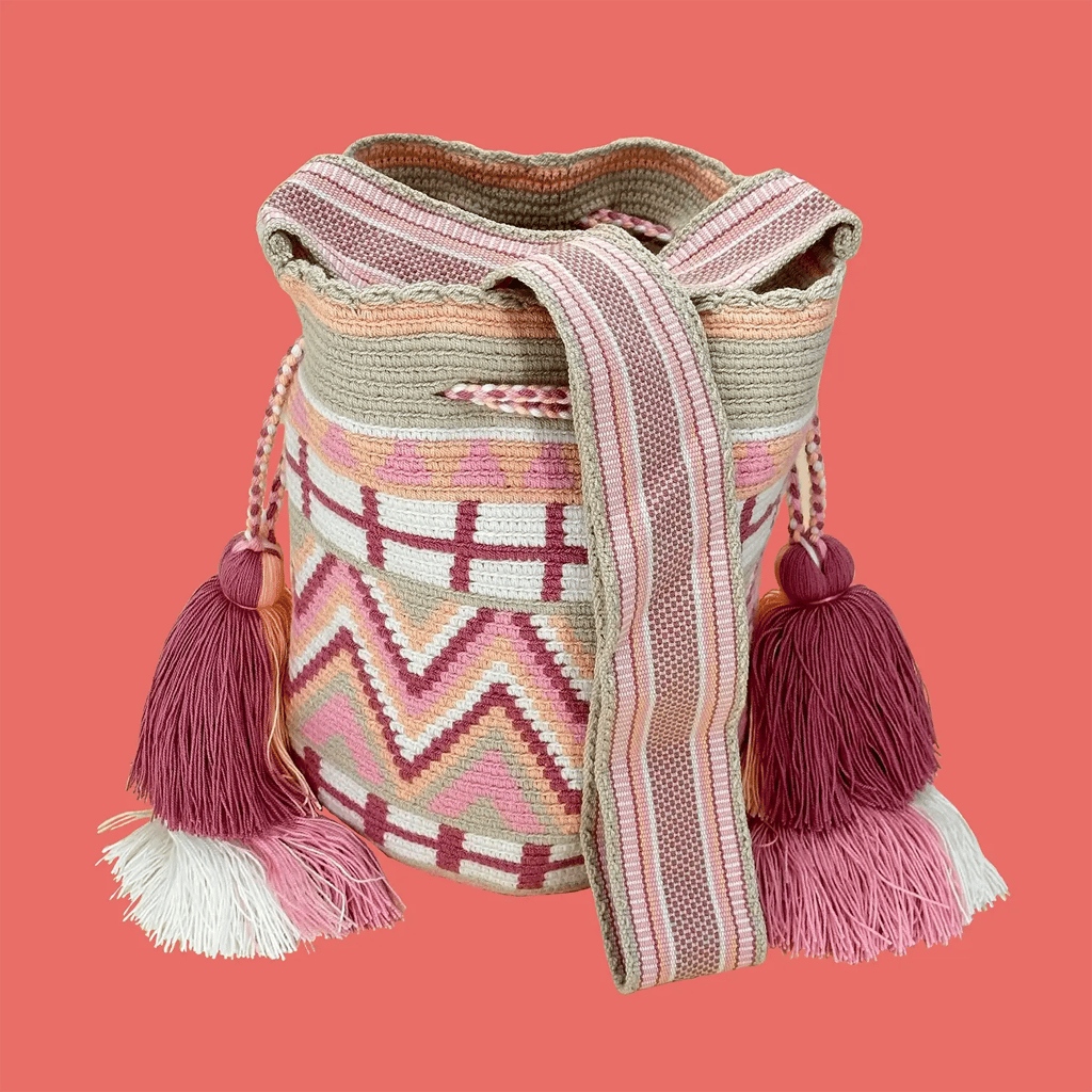 Sac bandoulière mochila femme et homme, tissé à la main par des tisserandes de la communauté Wayuu en Colombie. Issu d'une mode éthique et slow-fashion.
