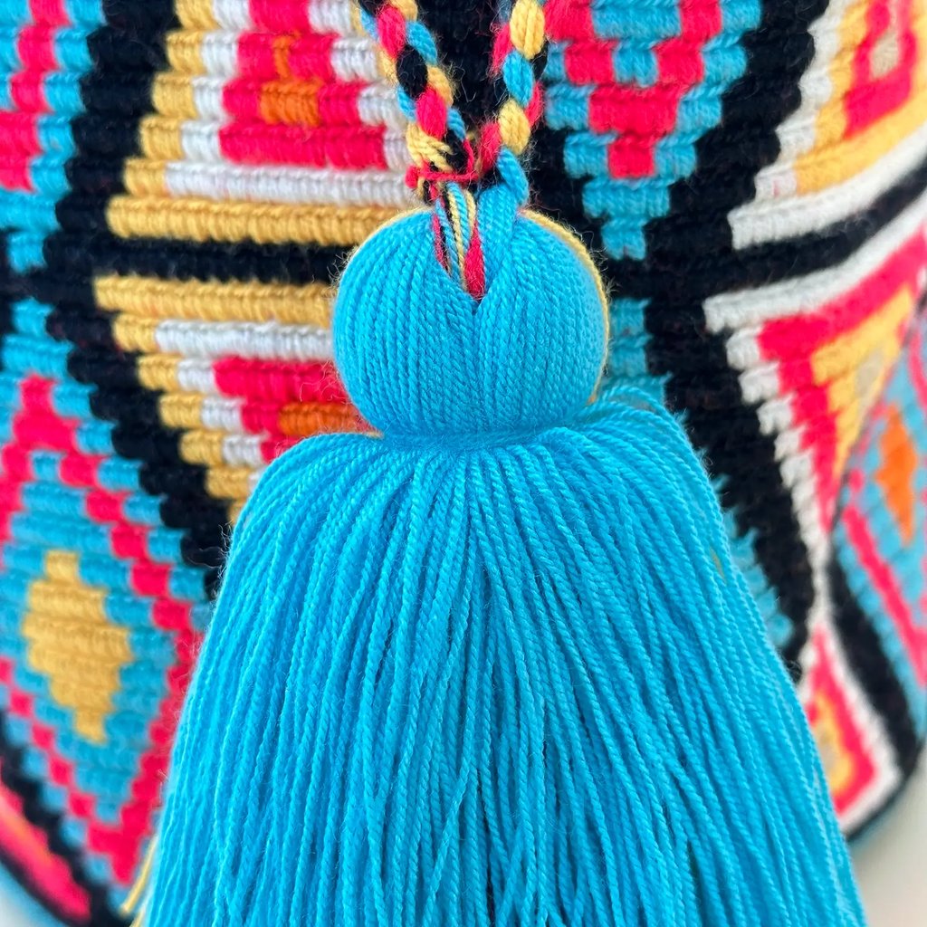 Sac à bandoulière tissé à la main par des tisserandes de la communauté indigène Wayuu en Colombie. Issu du commerce équitable et dans une démarche de Slow-Fashion.