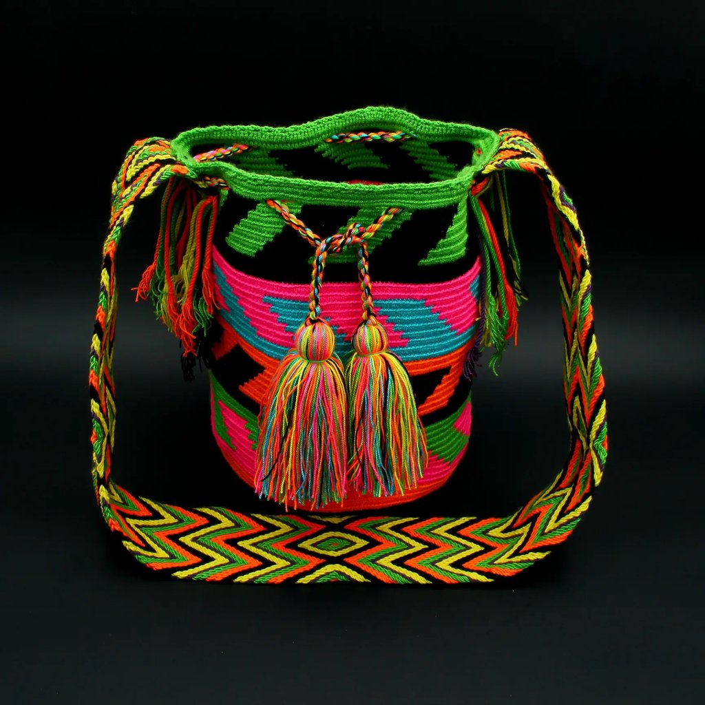 Panier Guatapé mochila Wayuu. Fabriquée à la main. fabrication équitable. slow fashion. couleurs estivales et vives. 