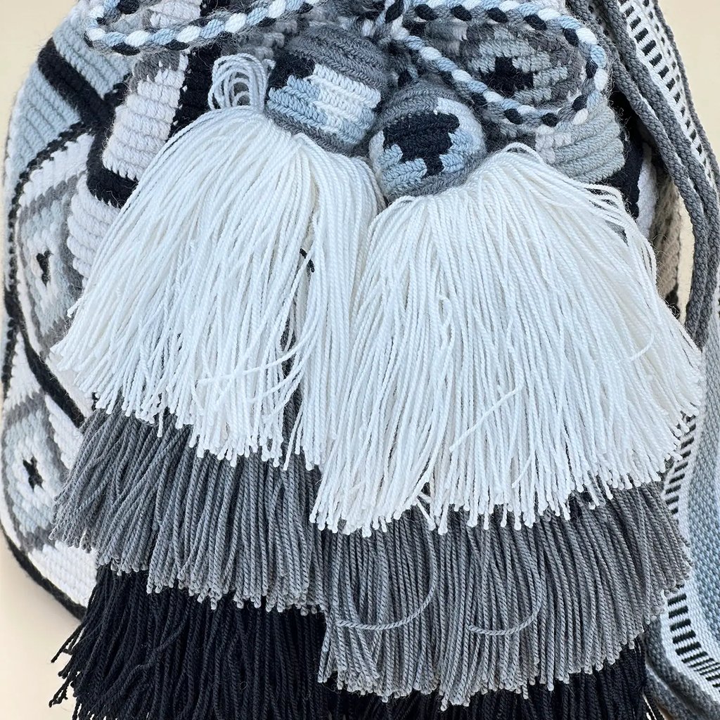 Sac à bandoulière tissé à la main par des tisserandes de la communauté indigène Wayuu en Colombie. Issu du commerce équitable et dans une démarche de Slow-Fashion.