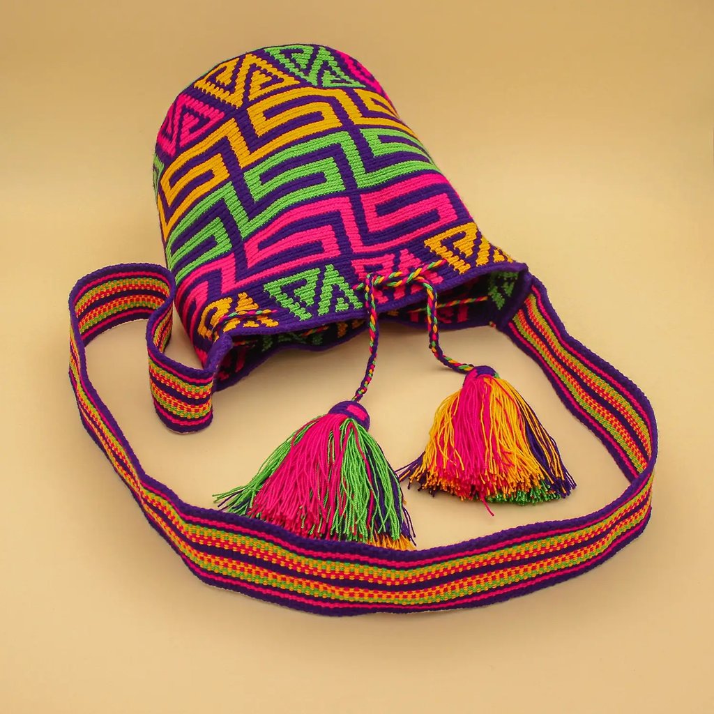 Sac sapzurro violet rose jaune mochila Wayuu. Fabriquée à la main. fabrication équitable. slow fashion. couleurs estivales et vives. 