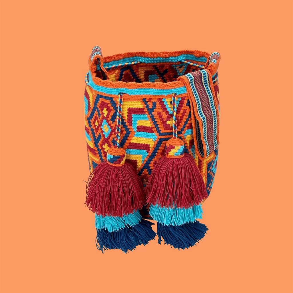 Sac mochila femme et homme, tissé à la main par des tisserandes de la communauté Wayuu en Colombie. Issu d'une mode éthique et slow-fashion.
