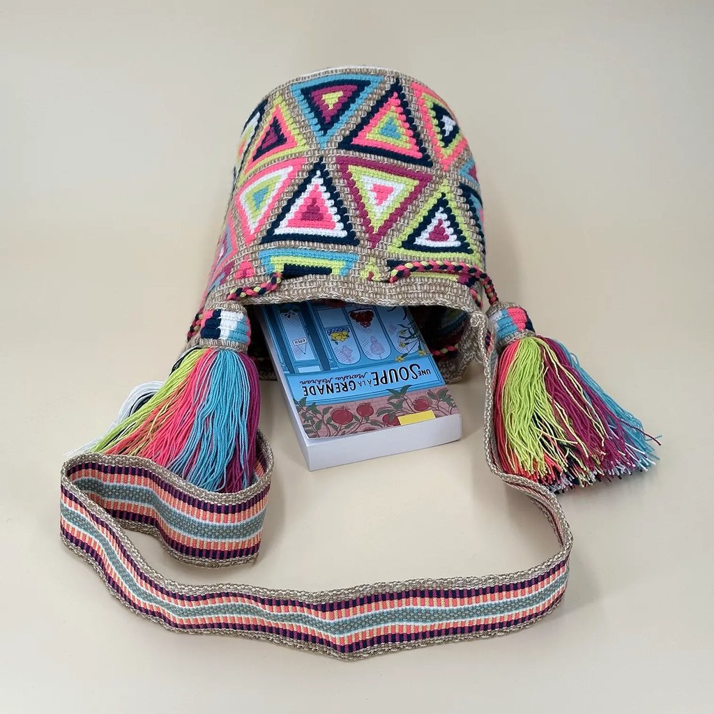 Petit sac bandoulière mochila femme et homme, tissé à la main par des tisserandes de la communauté Wayuu en Colombie. Issu d'une mode éthique et slow-fashion.