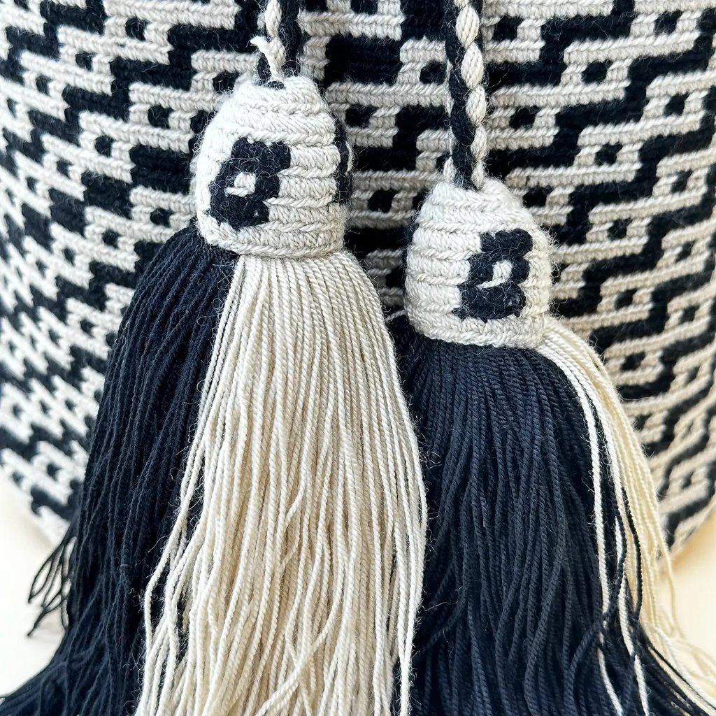 Sac à bandoulière, tissé à la main par des tisserandes de la communauté indigène Wayuu en Colombie. Sac issu du commerce équitable et dans une démarche de Slow-Fashion.